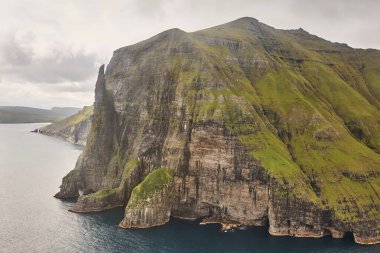 Faroe adalarında yığın, Sandavagur. Vagar adası kıyı şeridinde Trollkonufingur.