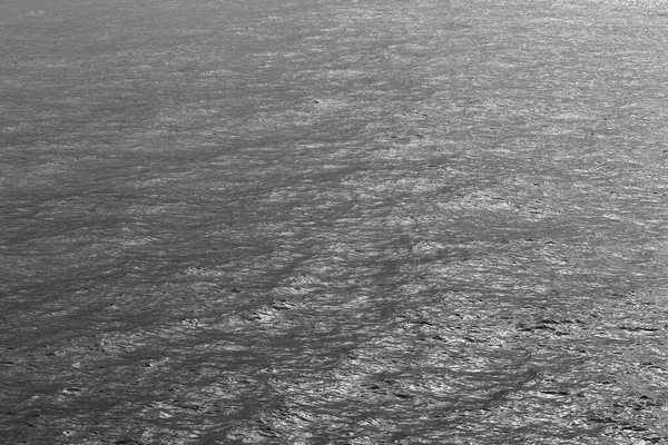 Schwarz Weiße Oberfläche Ozean Hintergrund Mit Weichen Wellen Unendlichkeit — Stockfoto