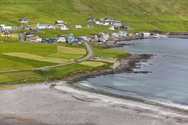 Faroe Adaları kum plajı. Geleneksel köy renkli evler. Sandvik. Suduroy
