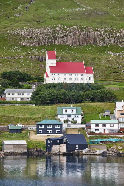 Suduroy岛上传统的Faroese村 Fjord景观 Tvoroyri镇 — 图库照片