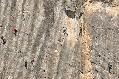 Granit duvara tırmananlar. Olağanüstü bir spor. Açık havada dağ aktivitesi