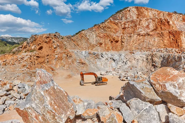 采石场的重型挖掘机挖掘机 推土机 — 图库照片