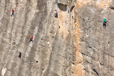 Granit duvara tırmananlar. Olağanüstü bir spor. Açık havada dağ aktivitesi