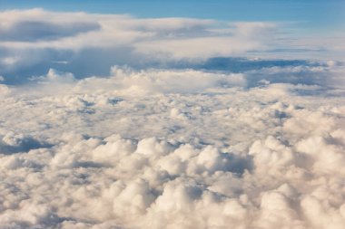  Gökyüzünde beyaz bulutlar. Temiz doğa geçmişi. Meteoroloji