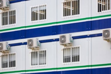 İnşaat alanındaki prefabrik konteynırlar. Geçici taşınabilir iş yeri