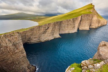 Vagar 'daki dramatik Atlantik kayalık kıyı şeridi kayalıkları manzarası. Faroe Adaları