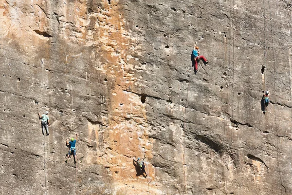 Escaladores Uma Parede Granito Desporto Extremo Atividade Montanha Livre — Fotografia de Stock