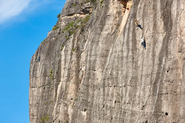 Klimmers Een Granieten Muur Extreme Sport Buiten Bergactiviteit — Stockfoto