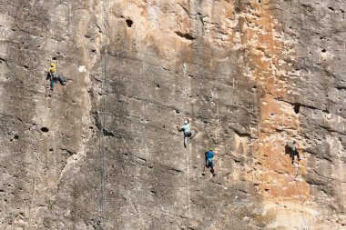 Granit duvara tırmananlar. Olağanüstü bir spor. Açık havada dağ aktivitesi