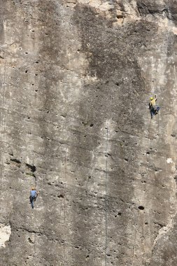 Granit duvara tırmanan biri. Olağanüstü bir spor. Açık havada dağ aktivitesi