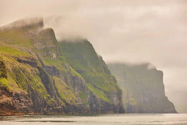 Живописные Зеленые Скалы Атлантический Океан Фарерских Островах — стоковое фото