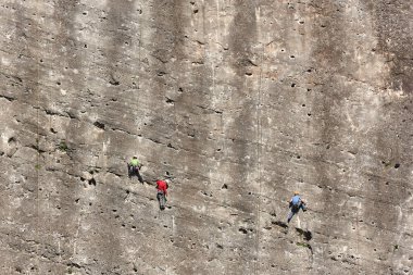 Granit duvara tırmananlar. Olağanüstü bir spor. Açık havada dağ aktivitesi