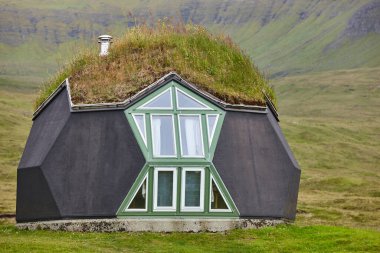Faroe Adaları 'ndaki çevre dostu resim evi. Sürdürülebilir yeşil mimari. 