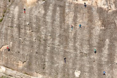 Granit duvara tırmananlar. Olağanüstü bir spor. Açık havada dağ aktivitesi
