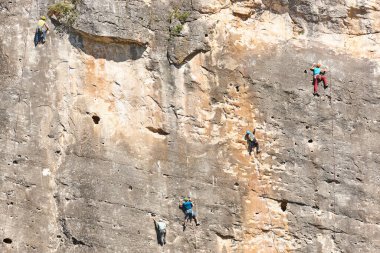 Granit duvara tırmananlar. Olağanüstü bir spor. Açık havada dağ aktivitesi
