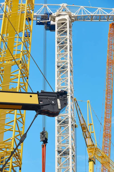 Grandes Grúas Bajo Cielo Azul Industria Construcción —  Fotos de Stock