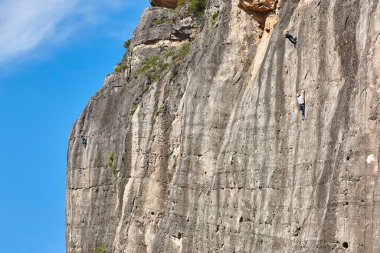 Granit duvara tırmananlar. Olağanüstü bir spor. Açık havada dağ aktivitesi