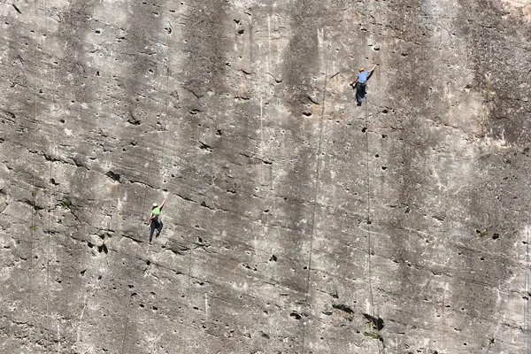 Twee Klimmers Een Granieten Muur Extreme Sport Buiten Bergactiviteit — Stockfoto