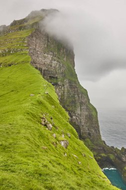 Faroe Adaları kayalıkları ve Atlantik kıyı şeridi olan bir yer. Mikladalur, Kalsoy.