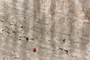Granit duvara tırmananlar. Olağanüstü bir spor. Açık havada dağ aktivitesi