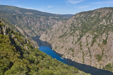 Ribeira sacra. Galiçya, İspanya 'da teknesi olan Sil Nehri Kanyonu