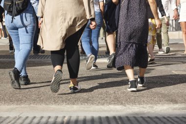 Karşıdan karşıya geçen insanlar. Şehirde yürüyordum. Yaya