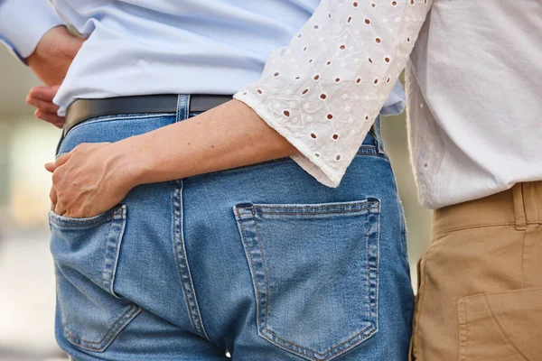 Embracing Couple City People Love Romantic — Stock Photo, Image