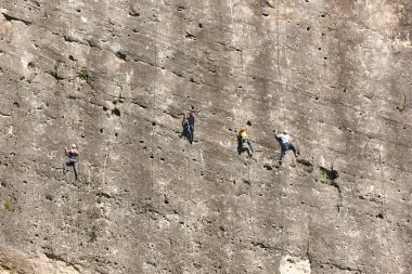 Granit duvarda dört dağcı. Olağanüstü bir spor. Açık havada dağ aktivitesi