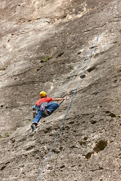 攀登者在花岗岩墙上 极限运动 室外山区活动 — 图库照片