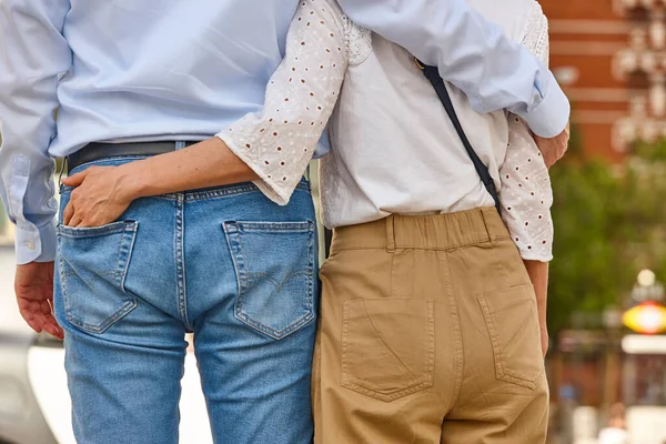 Embracing Couple City People Love Romantic — Stock Photo, Image