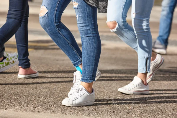 Folk Korsar Gatan Går Staden Fotgängare — Stockfoto