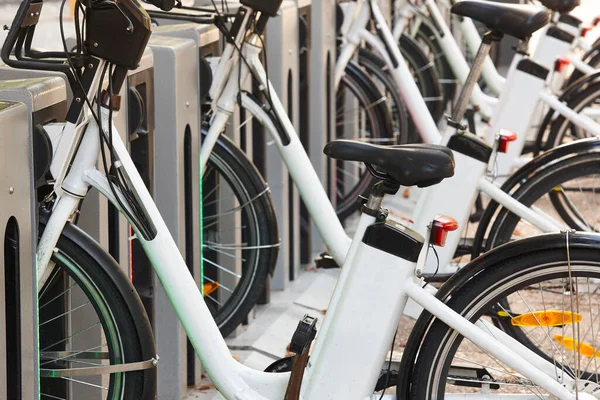 Urban Electric Bikes Charging Batteries City Rent — Stock Photo, Image