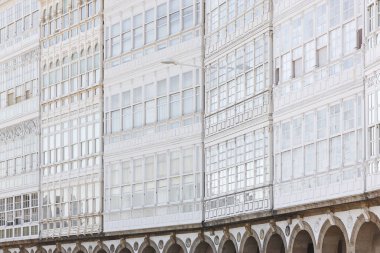 A Coruna 'da beyaz balkonların cam cepheleri. Galiçya, İspanya