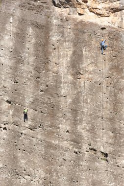 Granit duvara tırmananlar. Olağanüstü bir spor. Açık havada dağ aktivitesi