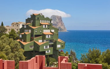 Calpe 'deki Akdeniz kıyısında. La Manzanera Koyu. Xanadu. Alicante, İspanya