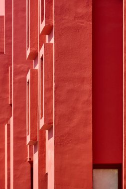 Geometrik kırmızı bina tasarımı. Kırmızı duvar, La Manzanera. Calpe, İspanya