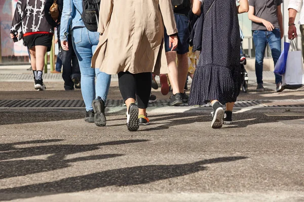 Orang Orang Menyeberang Jalan Berjalan Kota Pejalan Kaki — Stok Foto