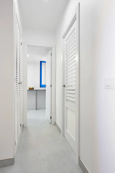木製のスレータードアと白い色のホーム廊下 — ストック写真