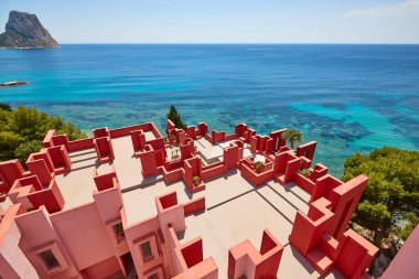 Geometrik kırmızı bina tasarımı. Kırmızı duvar, La Manzanera. Calpe, İspanya