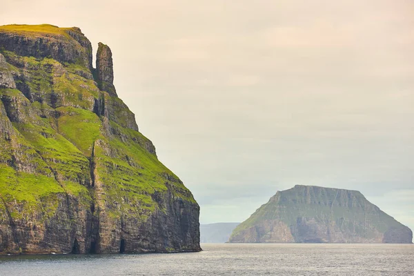 Faroe Adalarındaki Yeşil Kayalıklar Atlantik Okyanusu Sudoroy — Stok fotoğraf