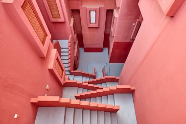 Geometrik bina inşaatı. Kırmızı duvar, La Manzanera. Calpe, İspanya