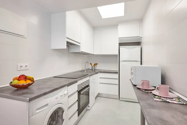 Mały Apartament Kuchni Meblami Sprzętem Kompaktowe Życie — Zdjęcie stockowe