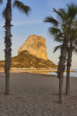 Penon de ifach ve Akdeniz sahilleri gün batımında. Alicante, İspanya