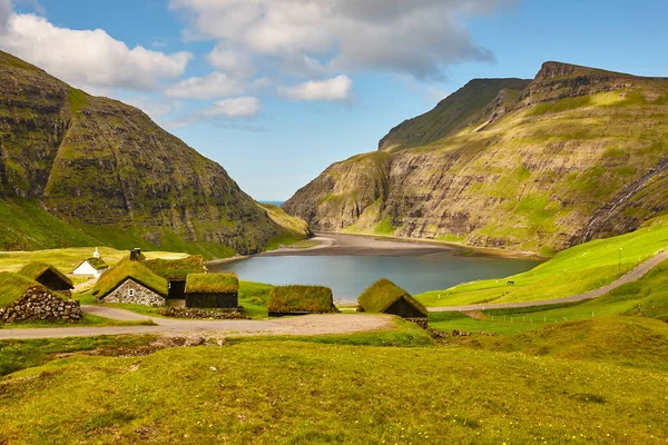 Faroe Adalarında Ahşap Evleri Olan Yeşil Manzaralı Saksun — Stok fotoğraf