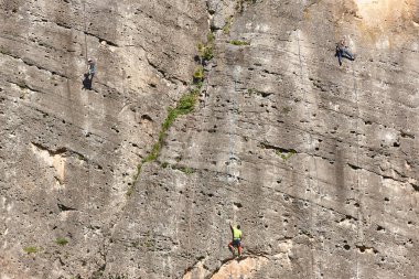 Granit duvarda üç tane. Olağanüstü bir spor. Açık havada dağ aktivitesi
