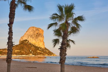 Penon de ifach ve Akdeniz sahilleri gün batımında. Alicante, İspanya