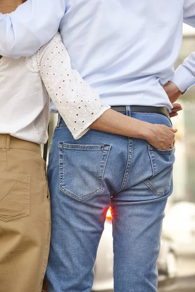 Embracing Couple City People Love Romantic Scene — Stock Photo, Image