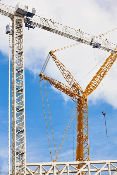 Grúas Telescópicas Bajo Cielo Azul Industria Construcción —  Fotos de Stock