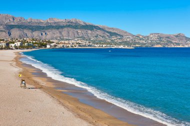 Altea 'daki resim gibi Akdeniz kıyı şeridi. Albir, Alicante, İspanya