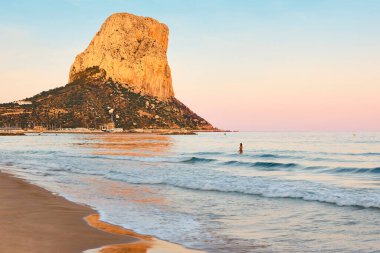 Günbatımında Penon de ifach ve Akdeniz. Alicante, İspanya